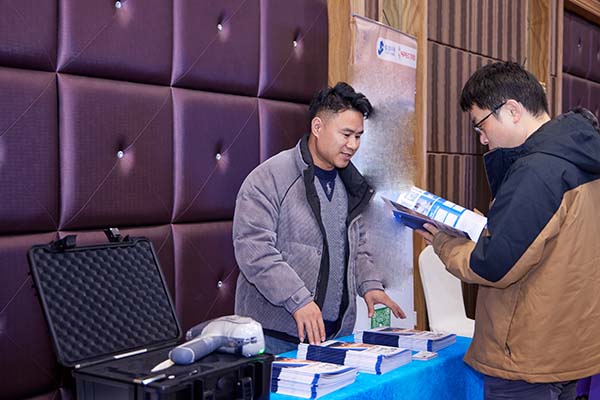 為嘉賓介紹我司產品